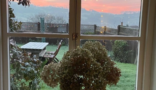 Lacemaker Cottage - Two Bedroom House, Sleeps 4