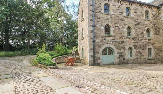 LACEWOOD, romantic, luxury holiday cottage, with a garden in Longnor