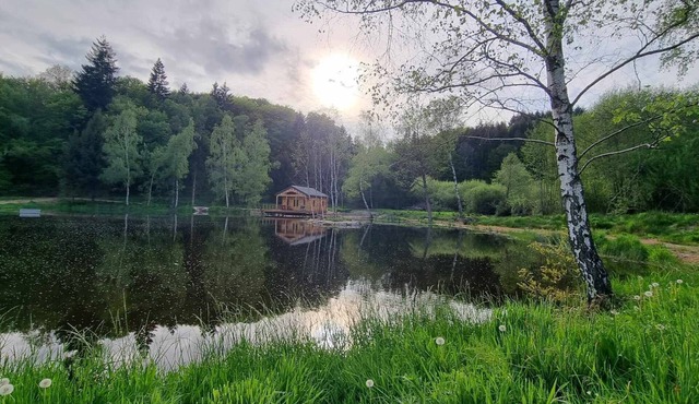 Lacustre, Cabane Pilotis sur L'eau un Hébergement Insolite au lac de Chaumeçon