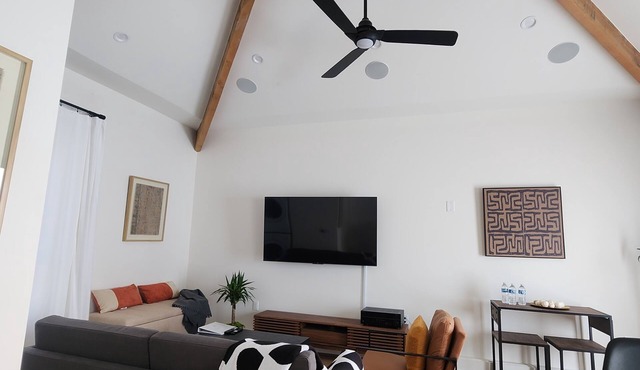 Ladera Heights Retreat, close to LAX, SOFI and the beach, centrally located.