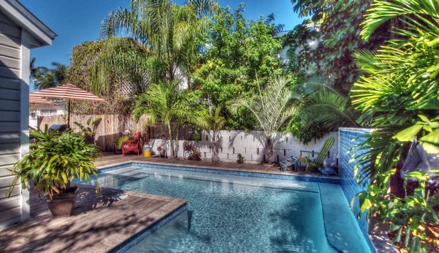 LADY ADMIRAL ~Sweet cottage & guest house with private heated pool off Duval!