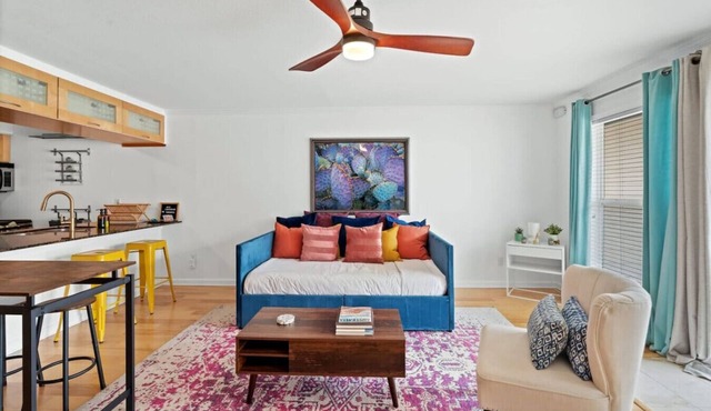 Lady Bird Condo. Walk Downtown. Relax by Pool