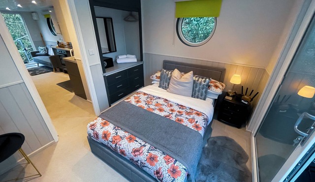 Lady Florence, Cosy unique luxurious River Boat with Castle Views in Maidstone