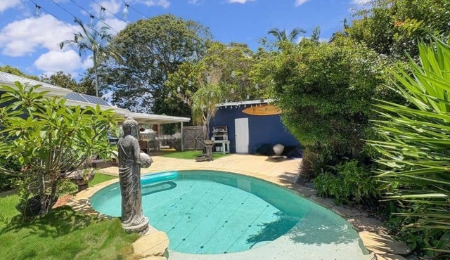 Lady Katherine Coastal Cottage with Pool