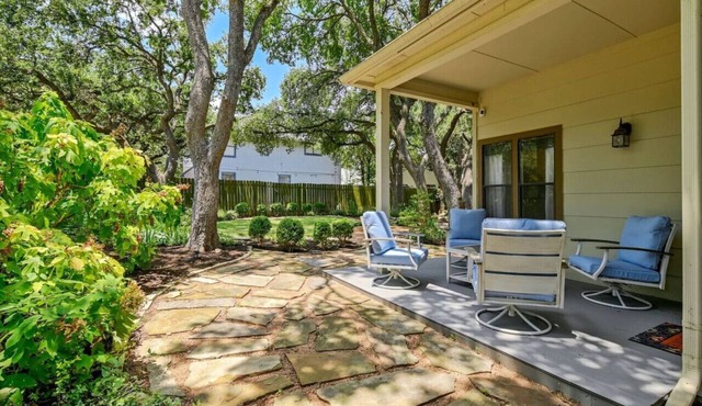 `Lady Luxe` Amazing Yard! Pet Friendly!