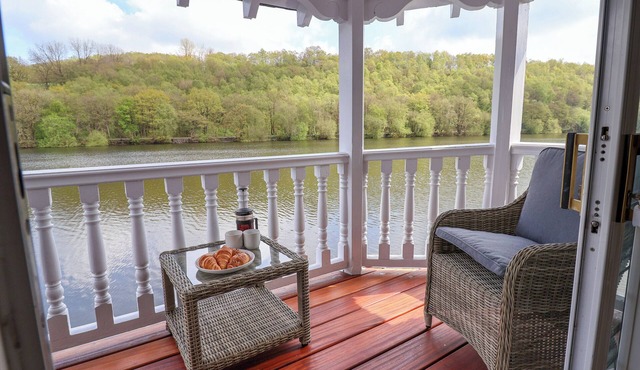 LADY OF THE LAKE, pet friendly, with hot tub in Rudyard Lake