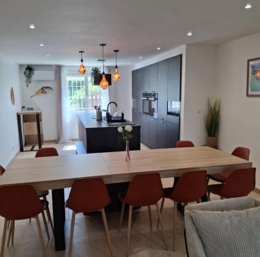 LaDy ROSE NÎMES Special Offer for Business Travelers Large 7 Bedroom House AND 7 BATHROOMS