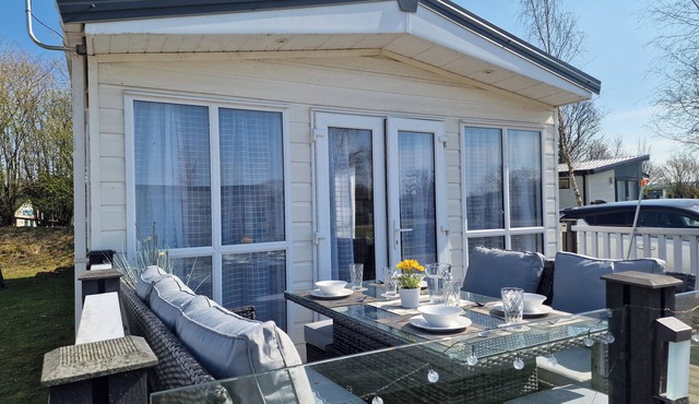 LADYBIRD LODGE, pet friendly, with pool in Carnforth