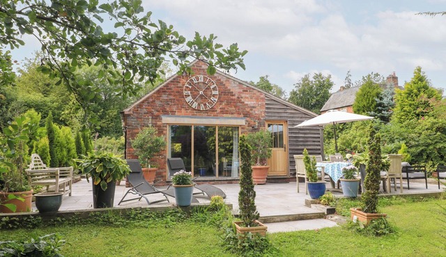 LADYCROFT BARN, family friendly, with a garden in Ashbourne