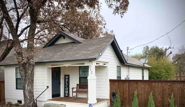 LadyFace Cottage: close to Magnolia & Baylor!