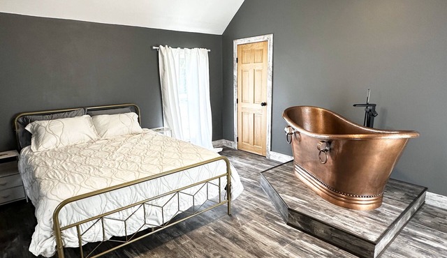 Ladysmith Cozy Cottage - Copper Tub - Waterfront