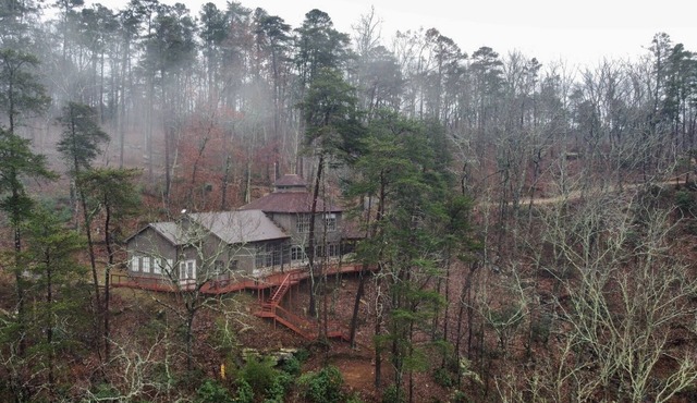 Lagniappe Lodge -18 acres of amazing views and 2 waterfalls, with Internet!