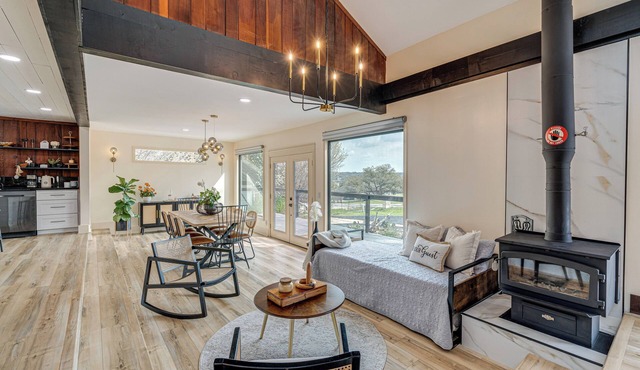 Lago Vista Home w/Putting Green, Pool & Jacuzzi