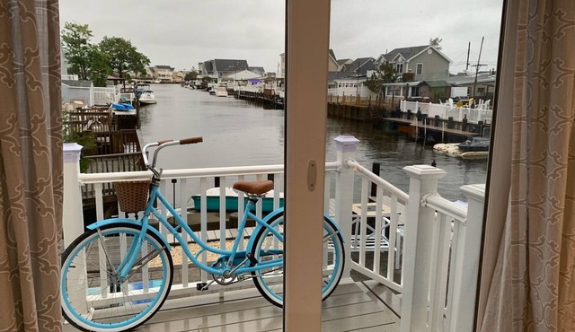 Lagoon access and views . Close Restaurants and minutes from LBI