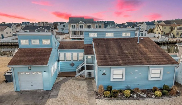 Lagoon-front home just minutes from the beach!