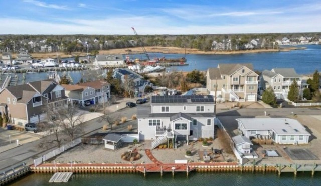 Lagoon Luxury: Your Blue Escape Awaits! n4 Bedrooms Waterfront Oasis! nBYOBoat