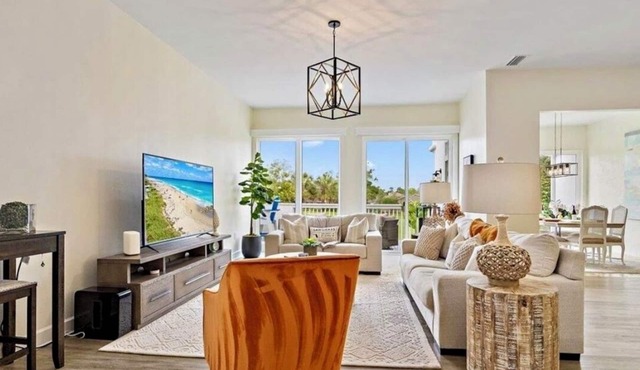 Lagoon to golf views with refreshing ocean breezes, walk to the beach.