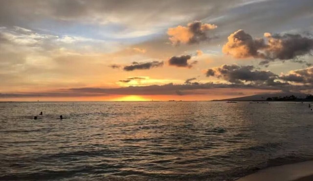 Lagoon Tower 2 Bedroom Premier -2BXCondo with a hot tub, near Waikiki Beach Walk