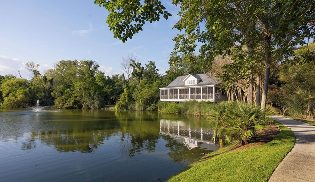 Lagoon View w/shared pool Cottage - Min from Downtown!
