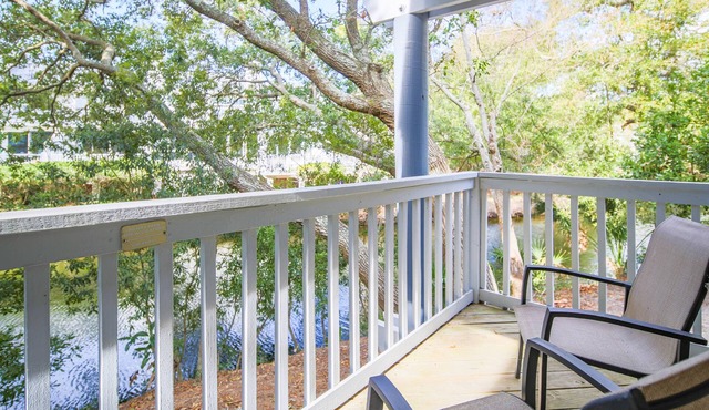 Lagoon Views, Private Balconies, Wildlife, En Suite Bathrooms, Pool & 2 Master Beds. 5 min to beach
