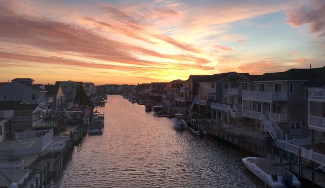 Lagoona Matata! 6 Beach badges, 2 Bikes, 2 Sup, 2 kayaks, lots of floats=FUN!