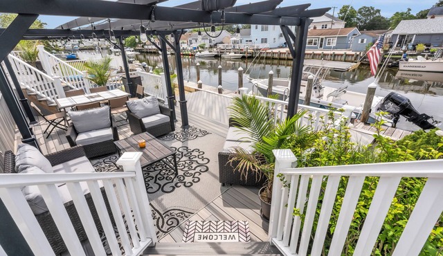 Lagoonfront Villa with hotub and dock! 15 min away from LBI- monthly