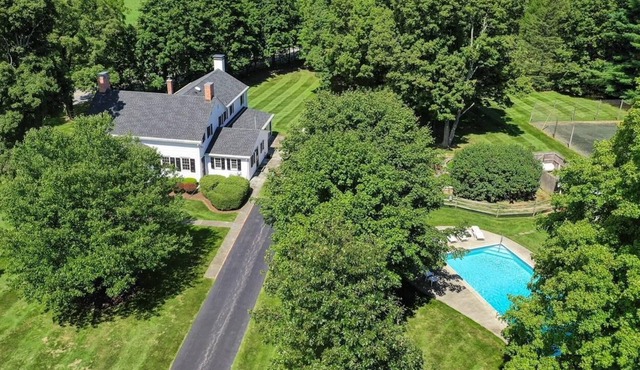 LaGrange Farmhouse: Chic Hudson Valley Farmhouse w/ Pool, Hot tub, Gym, Ping Pong, Firepit