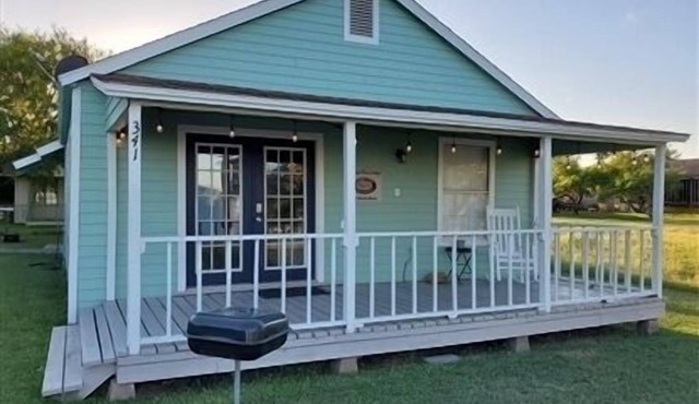 Laguna Flats Lodge. 3 Bedroom, 2 Bath. Close to Public Pier or Boat Launch.