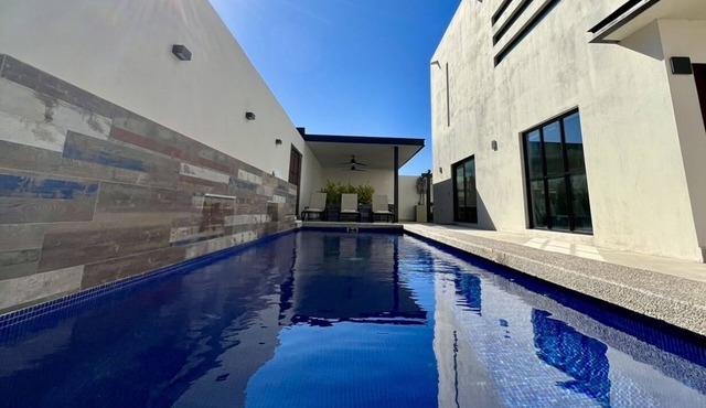 Laguna Shore Thing, modern beach house w/private pool, resort, sleeps 20