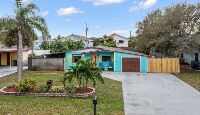 Laid-Back Bungalow 2.5 Blocks to Beach with Pool, Kayak and SUP Access