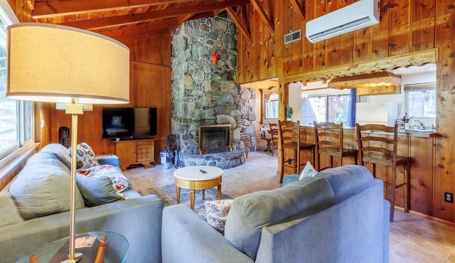 Laid-back Creekside Cabin Walkable to Town