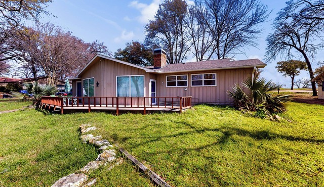 Laid-Back Lake House' w/Wraparound Deck