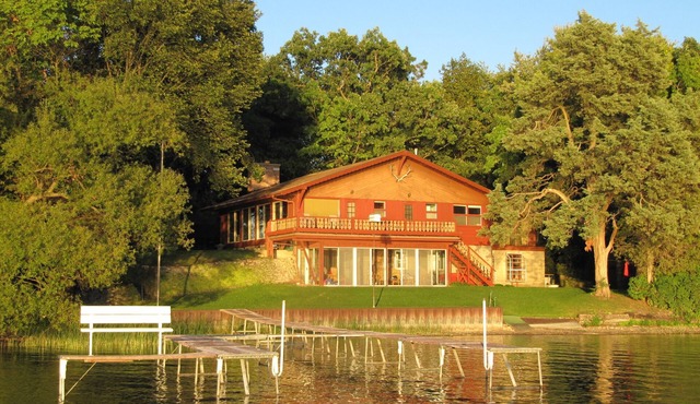 Laid Back Lakefront Cottage-Family Fun on Powers Lake