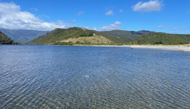 Laid back retreat, footsteps to the sand and river mouth, with stunning scenery.