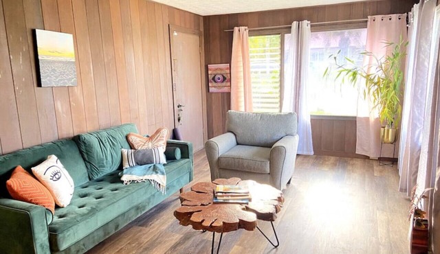 Laidback Island Living Close to Beach & Shopping