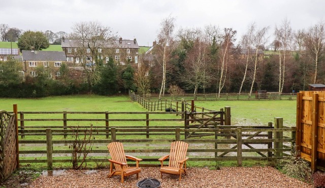 LAIR CLOSE COTTAGE, pet friendly, with a garden in Shaw Mills