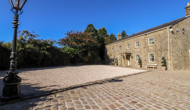 LAITHE HOUSE, pet friendly, luxury holiday cottage in Cliviger