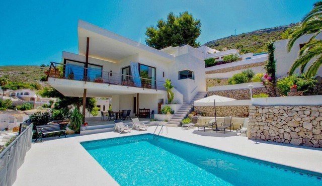 Laja - panoramic hillside holiday house in Moraira