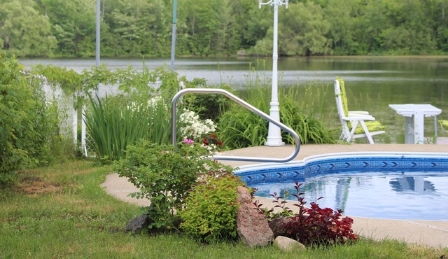 LAKE HOME (Lake, Kayak, Spa, heated salt pool 82-86 degrees )