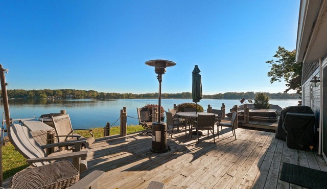 Lake Front little paradise on Oxbow Lake with hot tub!