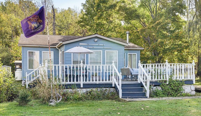 Lake Access Across the Street: Dock, Deck & Grill!