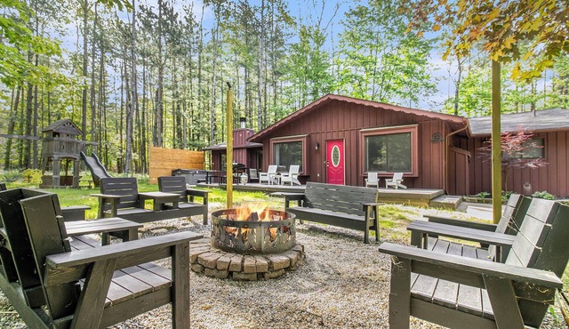 Lake Access Cabin with HotTub, Firepit and Indoor Pool Access
