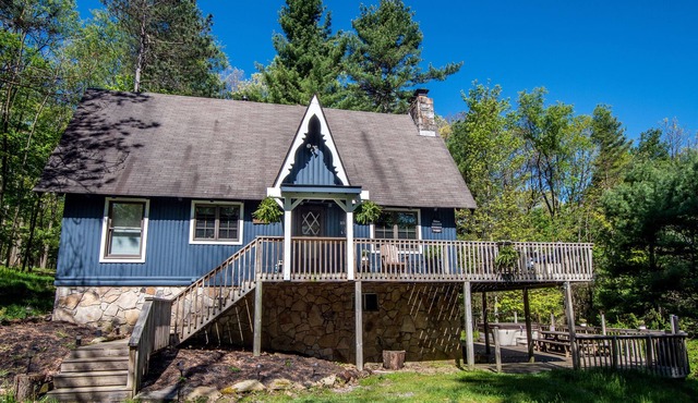 Lake access chalet with lots of community amenities!