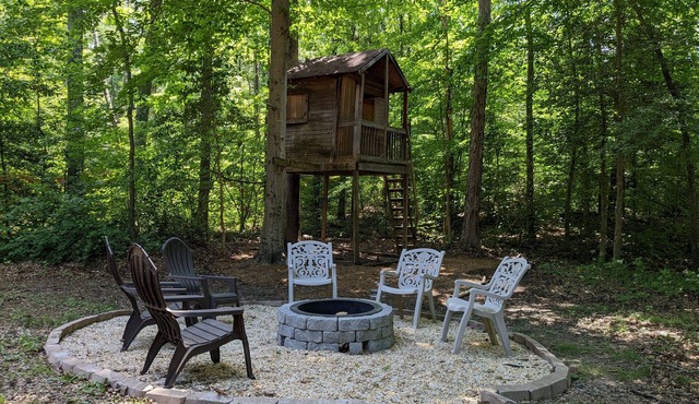 Lake Access Cottage-1 Min Walk to Lake | Kayaks | Game Room | Kid Friendly