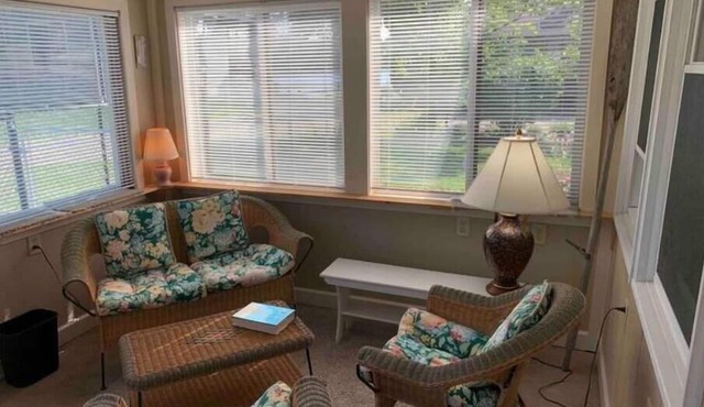 Lake Access Cottage, fenced, private, pet friendly, sleeps 6 with sleeper sofa
