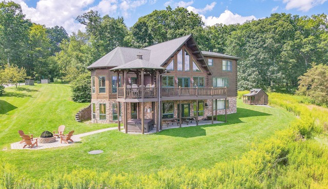 Lake Access, Dock, Hot Tub, Fire Pit , Free Golf + Pickle Ball