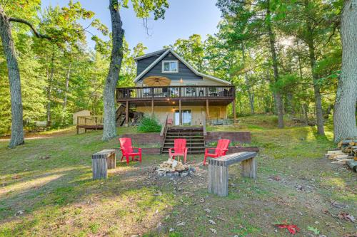 Lake Access & Dock: Remote Mio-Area Cottage