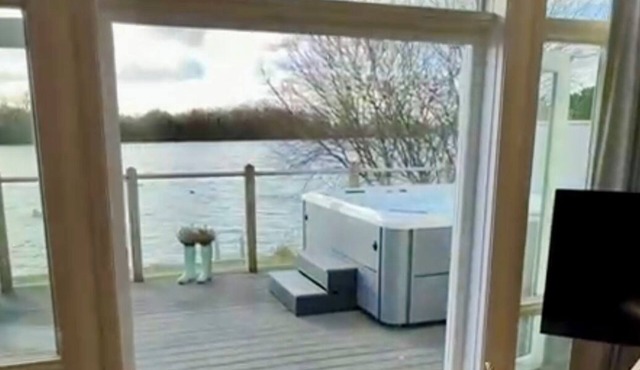 Lake Access, Hot Tub, 4+MBed, 3Bth, Landings, Cotswolds Water Park, Sth Cerney