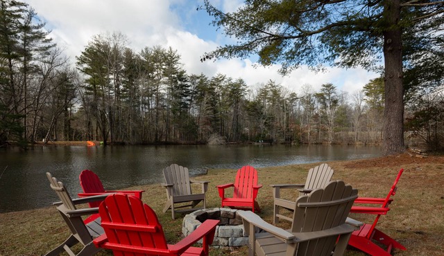 Lake Access,Kayak,River Floats, Firepit, Gameroom, Pool Table, Mins to AVL/Hendo