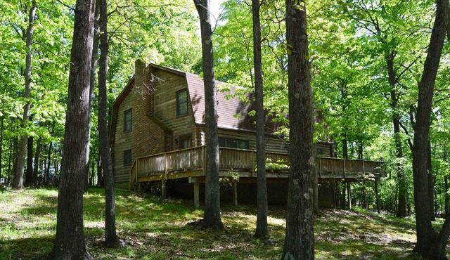 Lake Access Log Cabin perfect for Gatherings. Community Beach. Tot Lot.